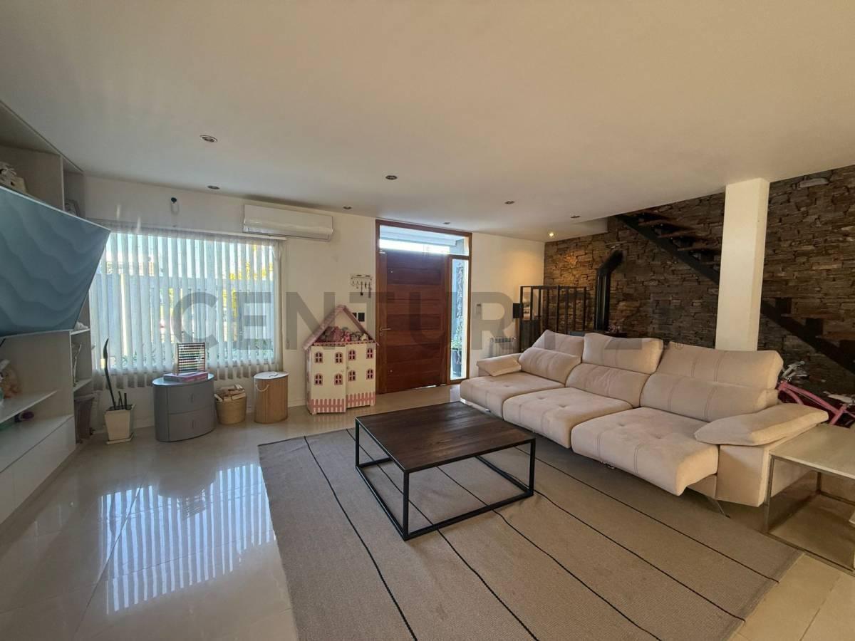Foto de VENTA CASA DE CATEGORIA EN BARRIO LAS BANDERITAS CITY BELL, imagen 2