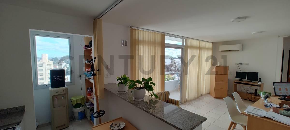 Foto de DEPARTAMENTO A LA VENTA 1 DORMITORIO CON 2 COCHERAS, imagen 2