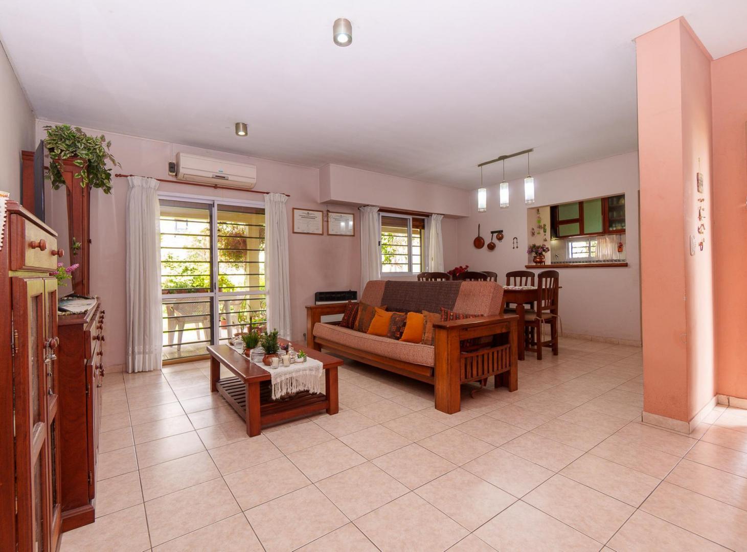 Foto de CASA 3 DORMITORIOS Y PATIO EN VENTA, imagen 2