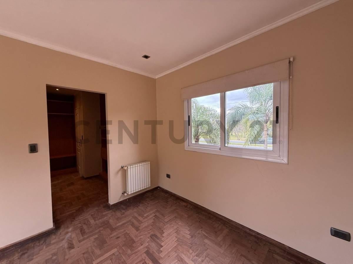 Foto de Casa en venta 4 dormitorios con pileta y parque City Bell, imagen 3