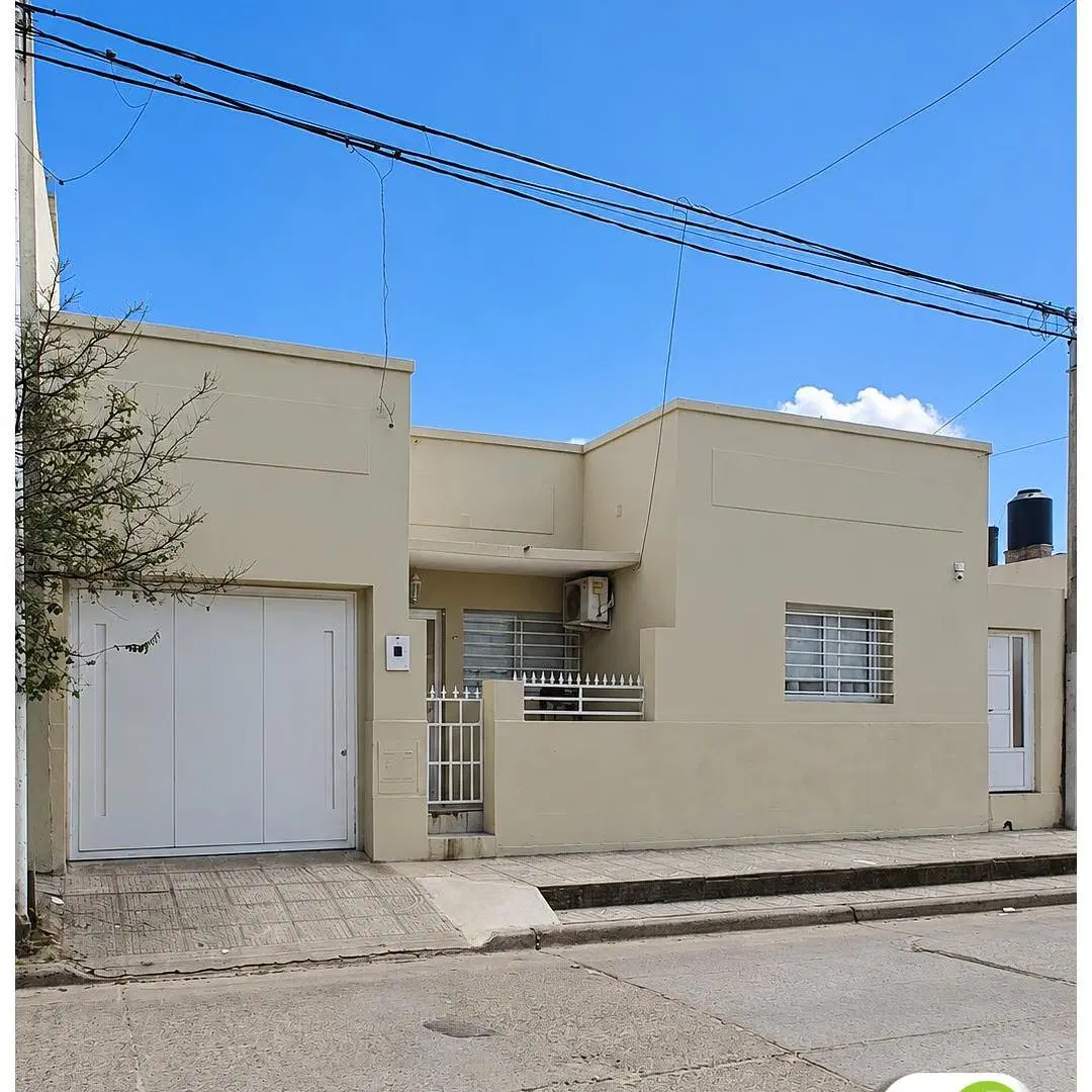 Casa semi céntrica, Con Garaje Y Jardín. Gualeguaychú. Concordia y Maipú. 1