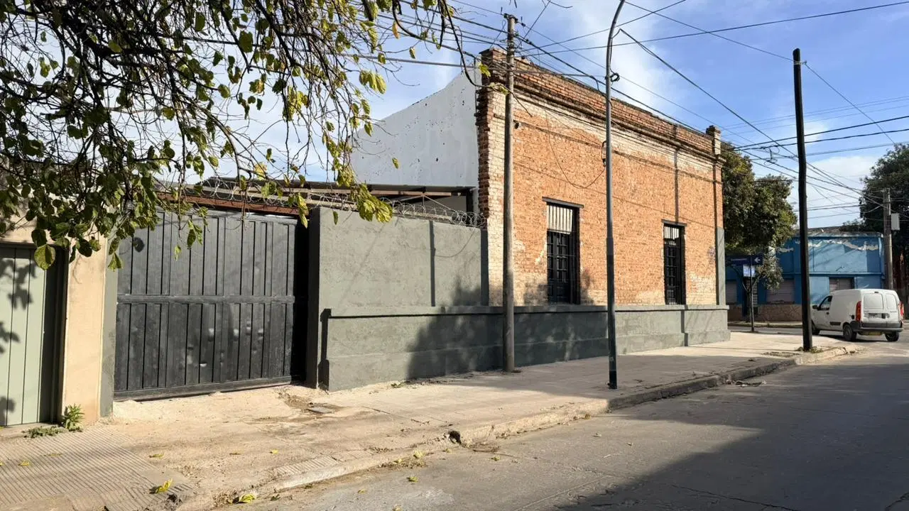 Venta Local con cocheras. Bº Pueyrredón. 120mts 4