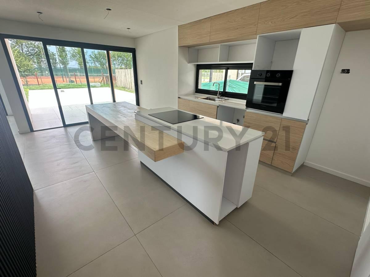 Venta ESPECTACULAR Casa Barrio Cerrado Lagoon Pilar. Moderna con 3 dormitorios jardin y pileta. De c