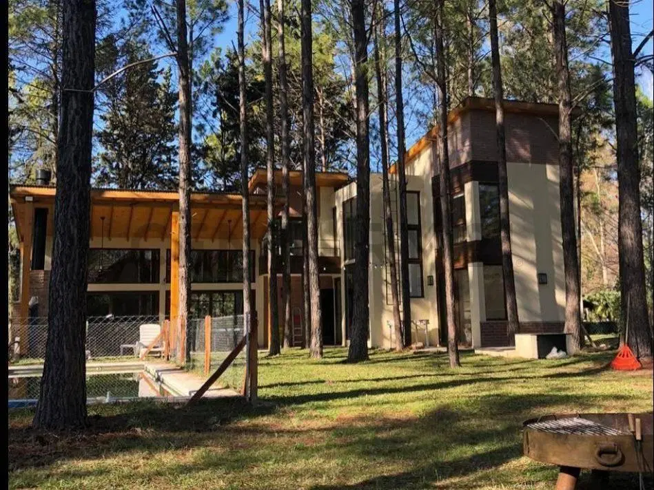 Casa 4 ambientes, gran parque y pileta 872m2 total. 2