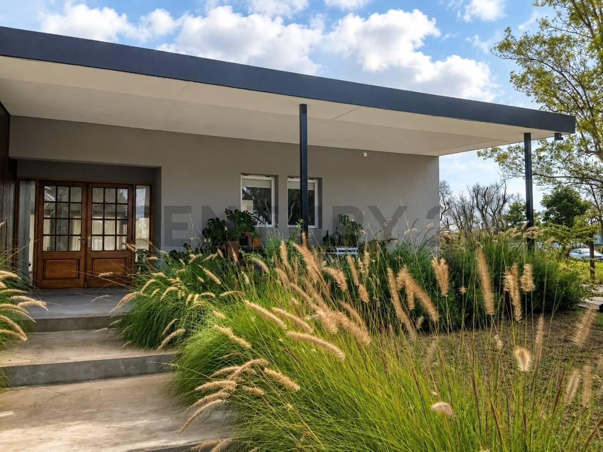 Oportunidad en Barrio Monet: casa de una planta con gran lote, jardín, pileta y galerías