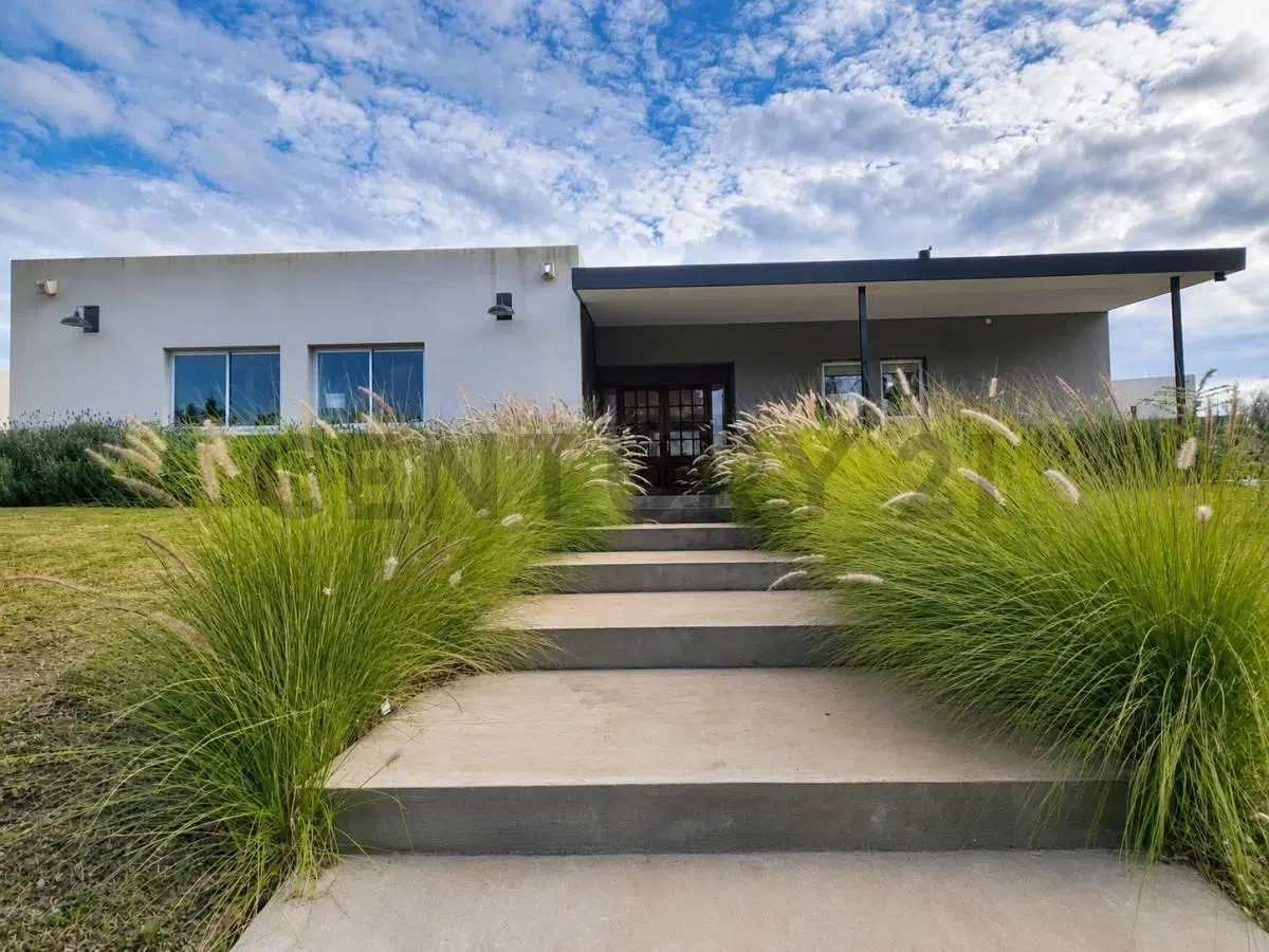 Oportunidad en Barrio Monet: casa de una planta con gran lote, jardín, pileta y galerías 3
