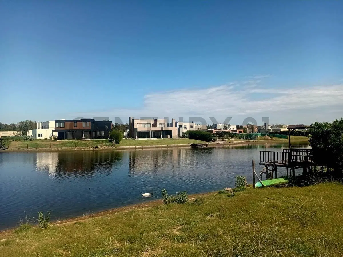 Casa en venta de 5 ambientes a la laguna en una planta en Barrio San Matias puertos canton Escobar F 2