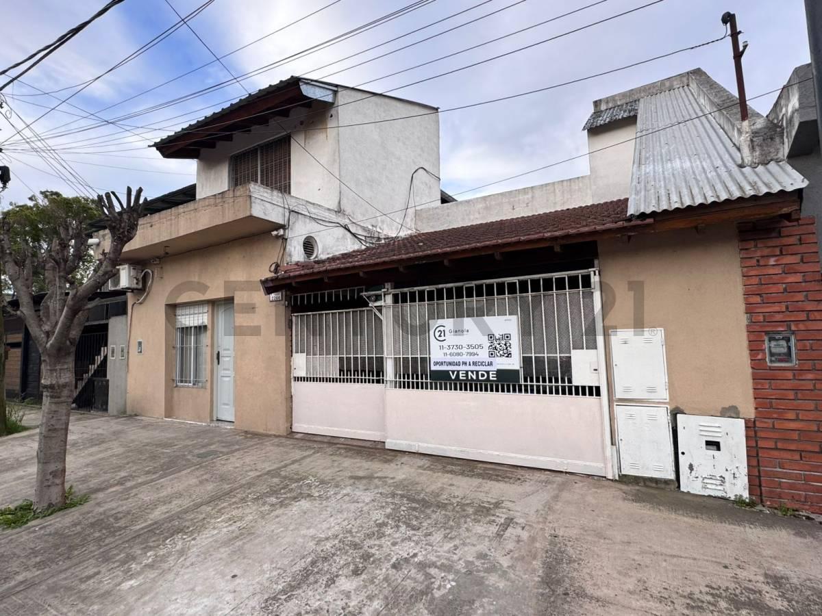 Foto de Casa con dos departamentos venta en bloque zona residencial, imagen 2