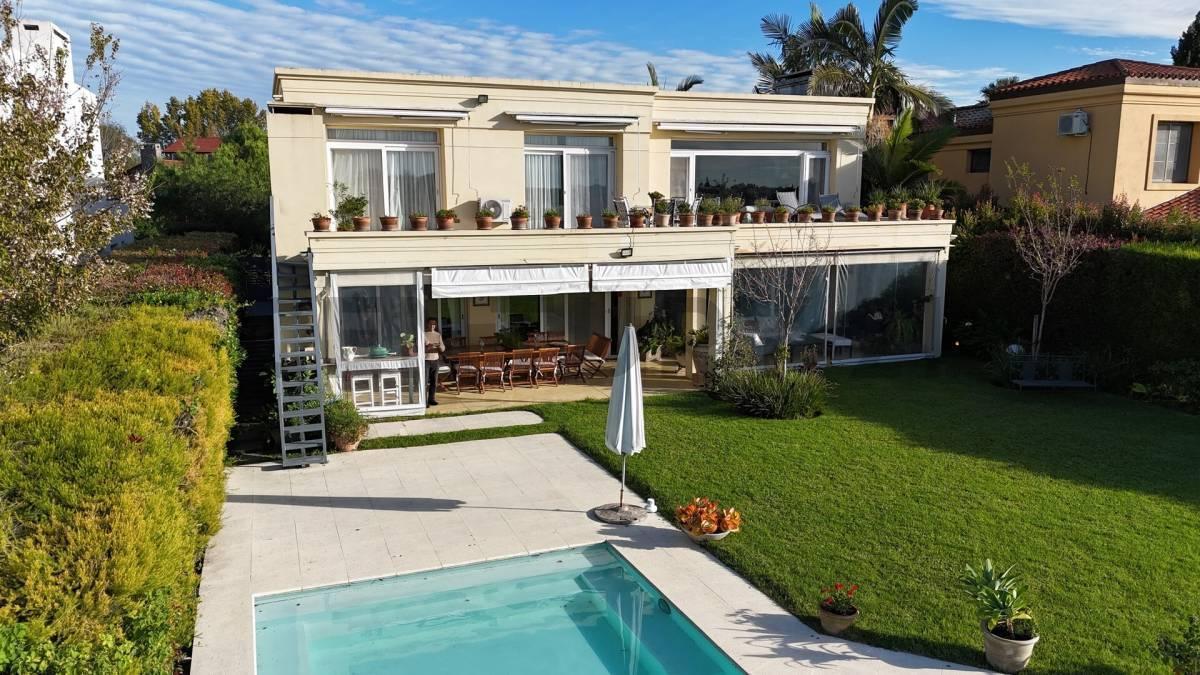 Foto de Casa con 6 dormitorios en Venta con Lote a la Laguna Central Barrio, imagen 1