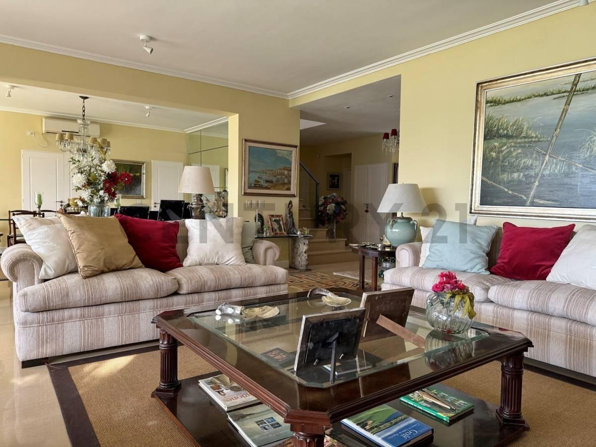 Foto de Casa con 6 dormitorios en Venta con Lote a la Laguna Central Barrio, imagen 3