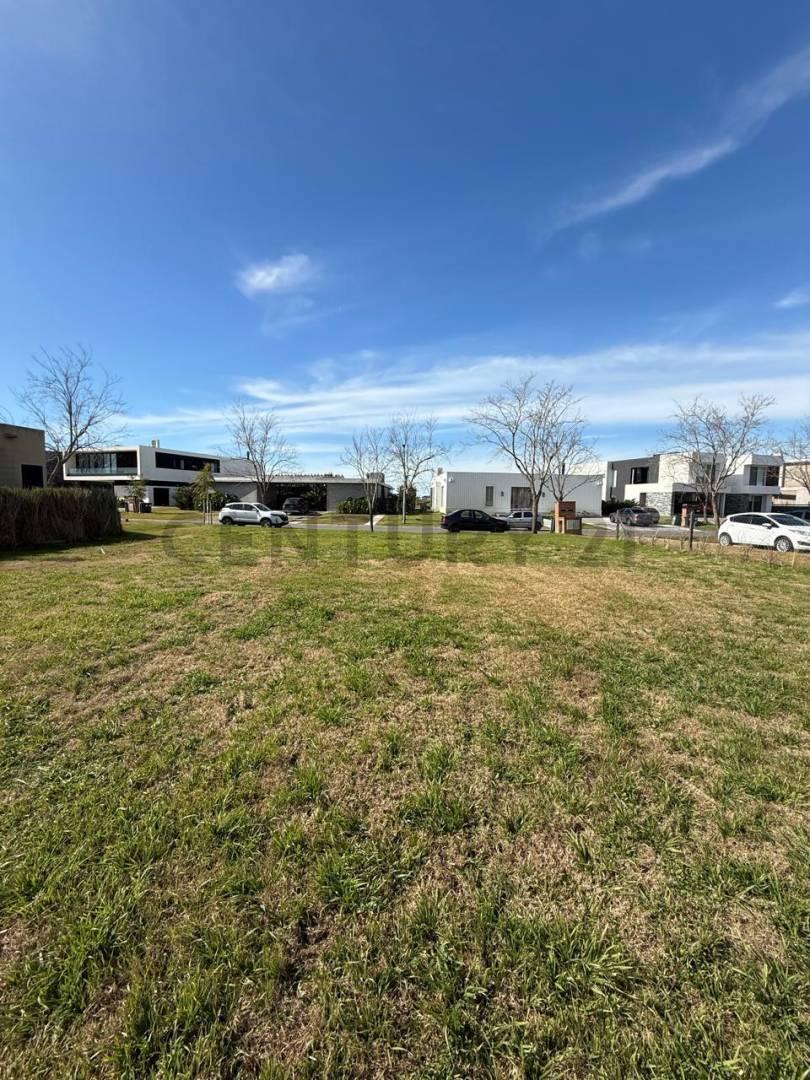 Foto de Lote en venta a la laguna en barrio Marinas, Puertos del Lago, imagen 1