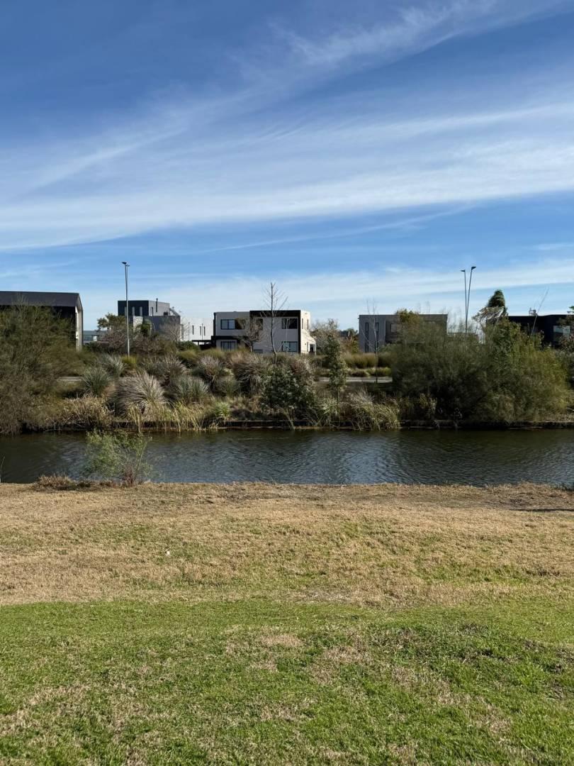 Foto de Lote en venta a la laguna en barrio Marinas, Puertos del Lago, imagen 3