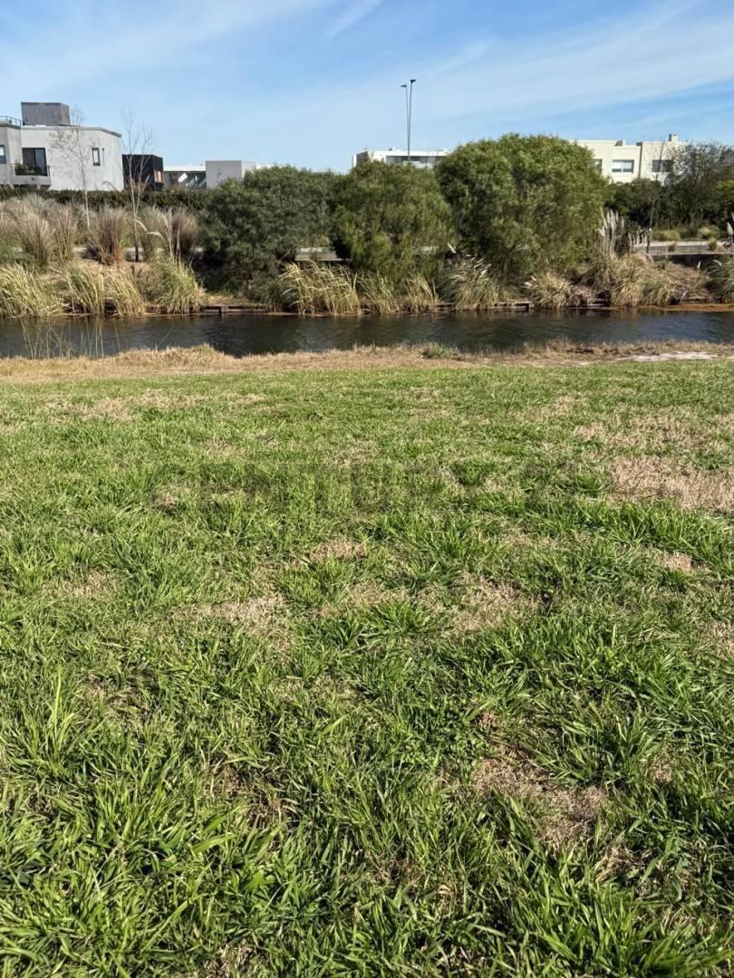 Foto de Lote en venta a la laguna en barrio Marinas, Puertos del Lago, imagen 3