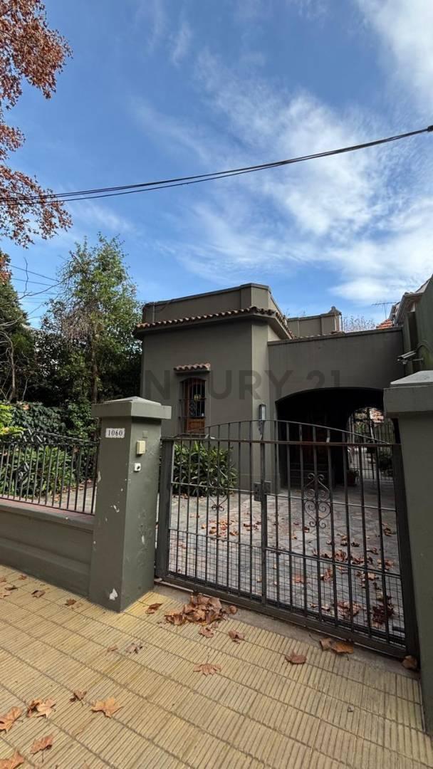 Foto de Venta Casa 8 ambientes con jardín y pileta en Vicente Lopez, imagen 1