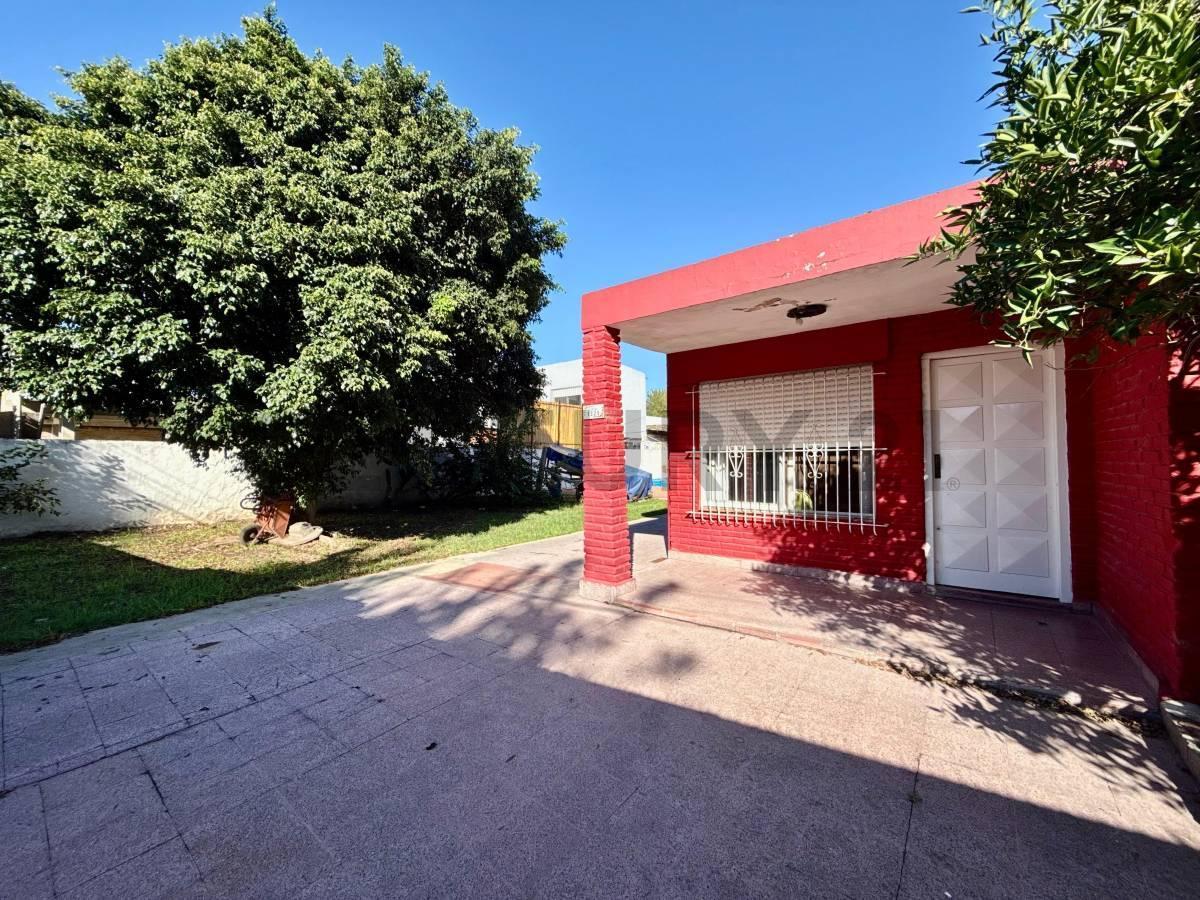 Foto de Casa con Patio, Pileta y Cochera 243 m², imagen 1