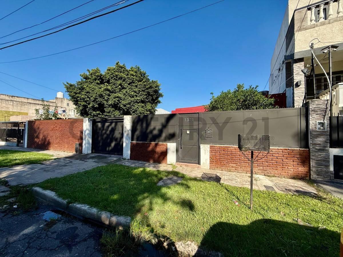 Foto de Casa con Patio, Pileta y Cochera 243 m², imagen 5