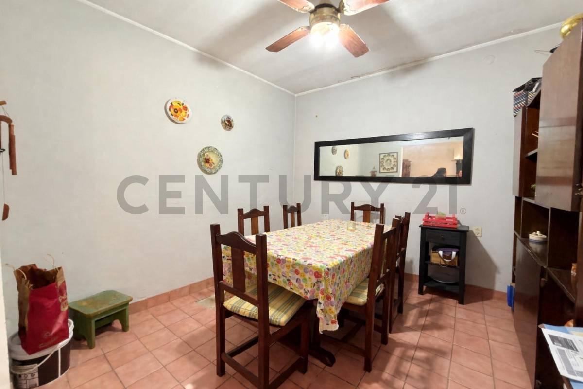 Foto de Casa con Patio, Pileta y Cochera 243 m², imagen 2