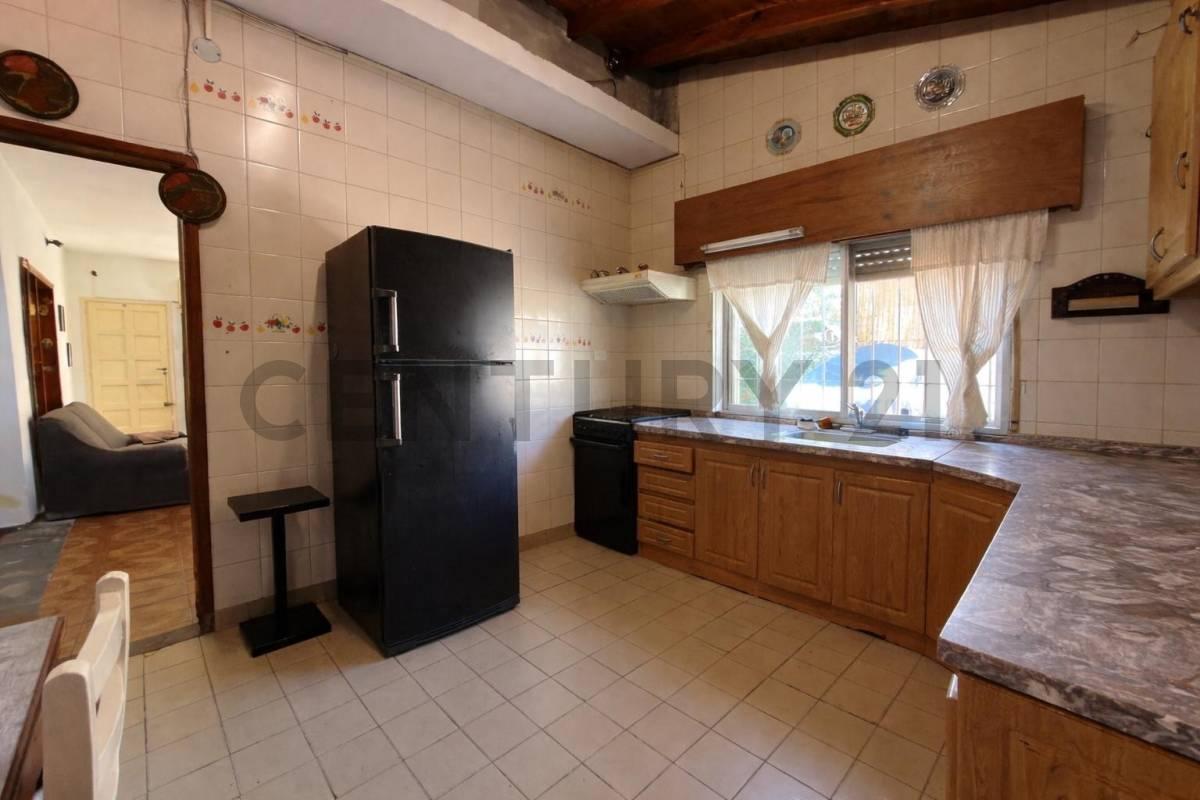 Foto de Casa con Patio, Pileta y Cochera 243 m², imagen 3