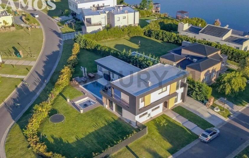 Foto de Casa moderna en San Sebastián: diseño, amplitud y naturaleza en un lote, imagen 2