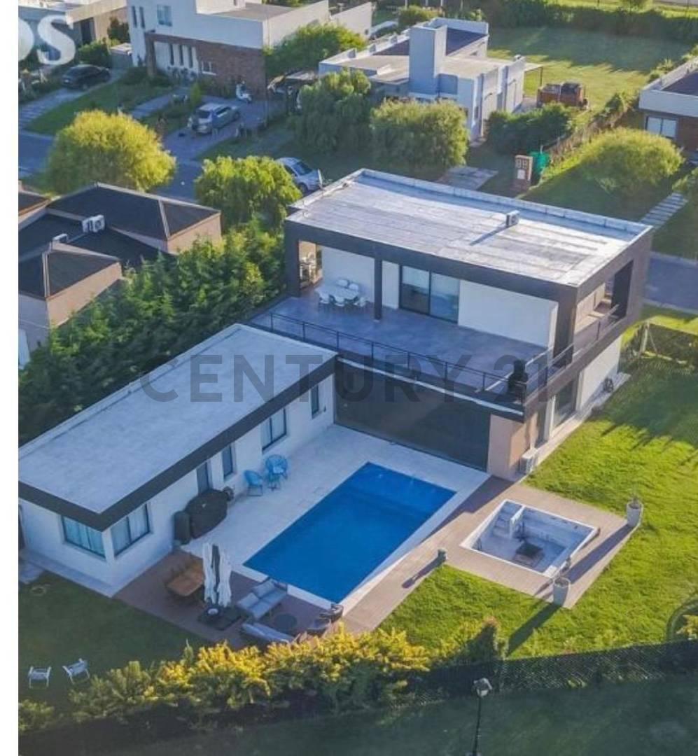 Foto de Casa moderna en San Sebastián: diseño, amplitud y naturaleza en un lote, imagen 4