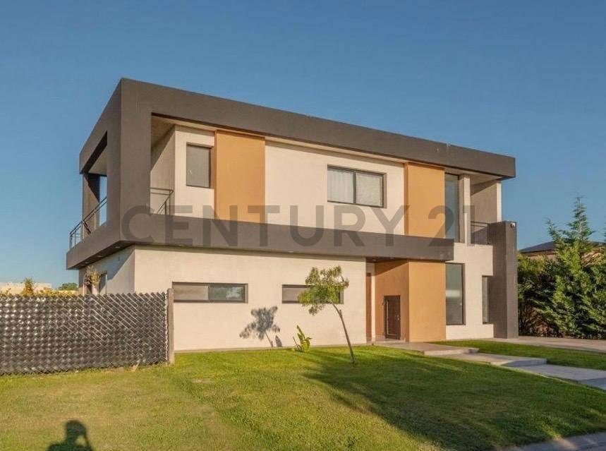 Foto de Casa moderna en San Sebastián: diseño, amplitud y naturaleza en un lote, imagen 1