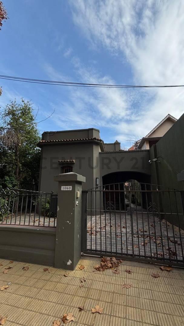 Foto de Venta Casa/ oficina premium de 8 ambientes con jardín y pileta en, imagen 2