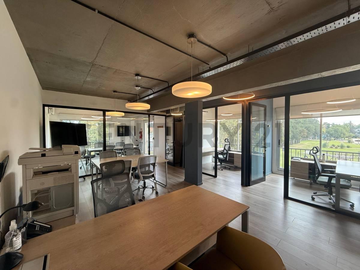 Importante oficina a la venta en Pueblo Caamaño. Con renta garantizada por 3 año