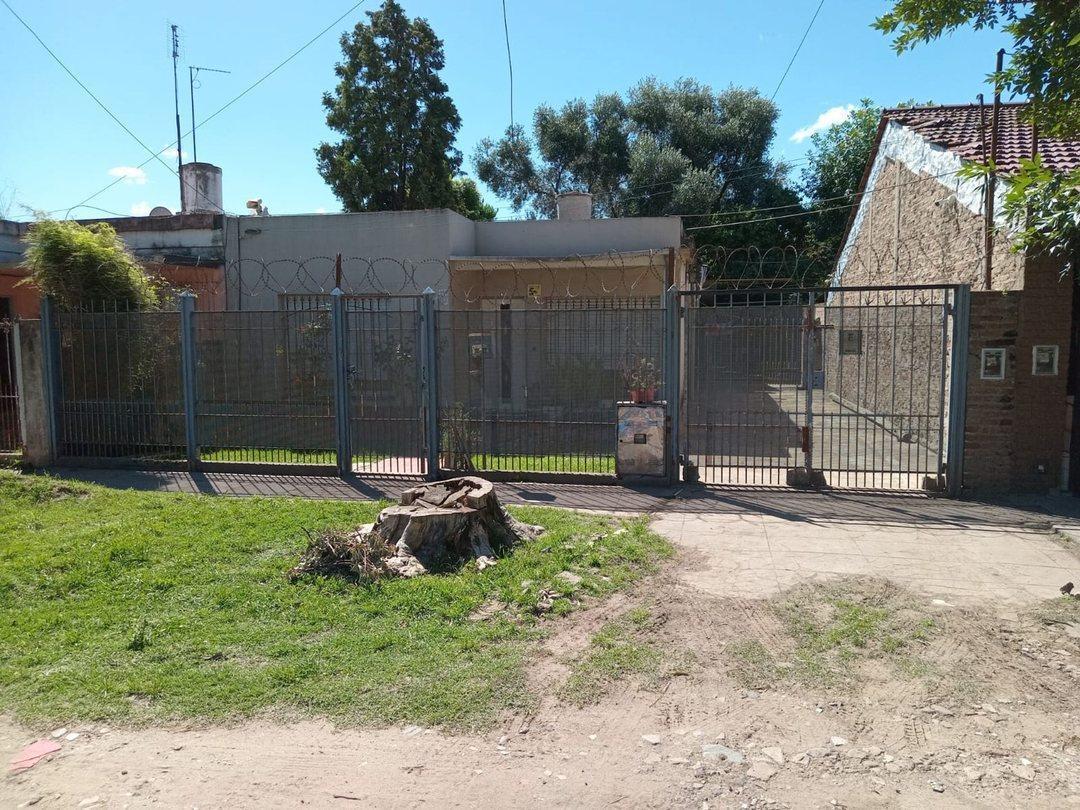 VENTA CASA 3 AMBIENTES CON COCHERA MERLO
