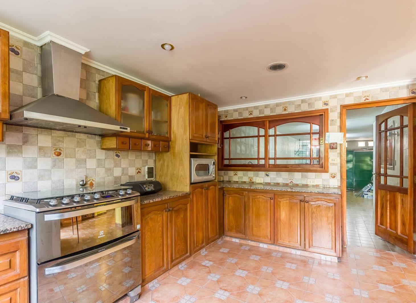 VENTA CASA 5 AMBIENTES EN CASTELAR