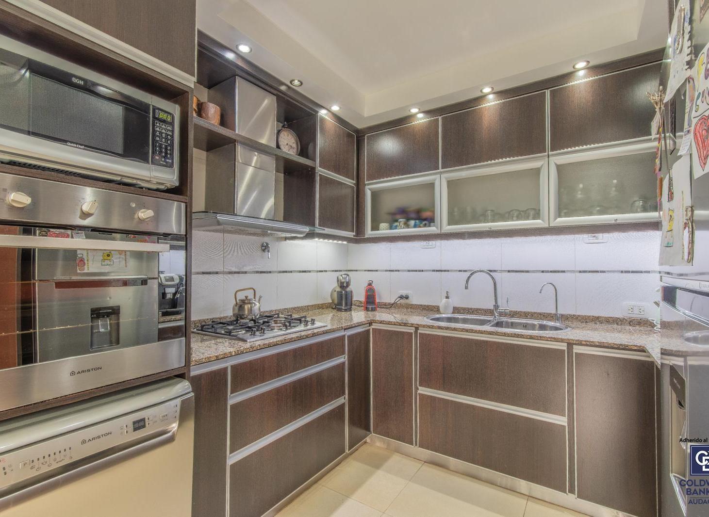 Venta de Casa de 4 ambientes con cochera La Tablada