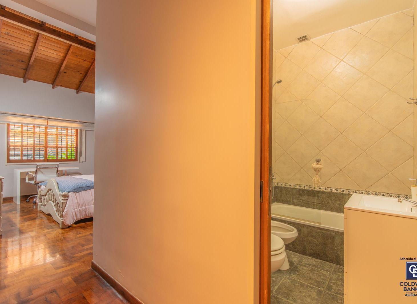 Venta de Casa de 4 ambientes con cochera La Tablada