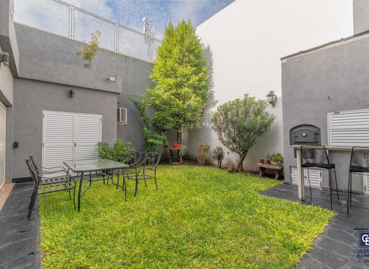 Venta de Casa de 4 ambientes con cochera La Tablada