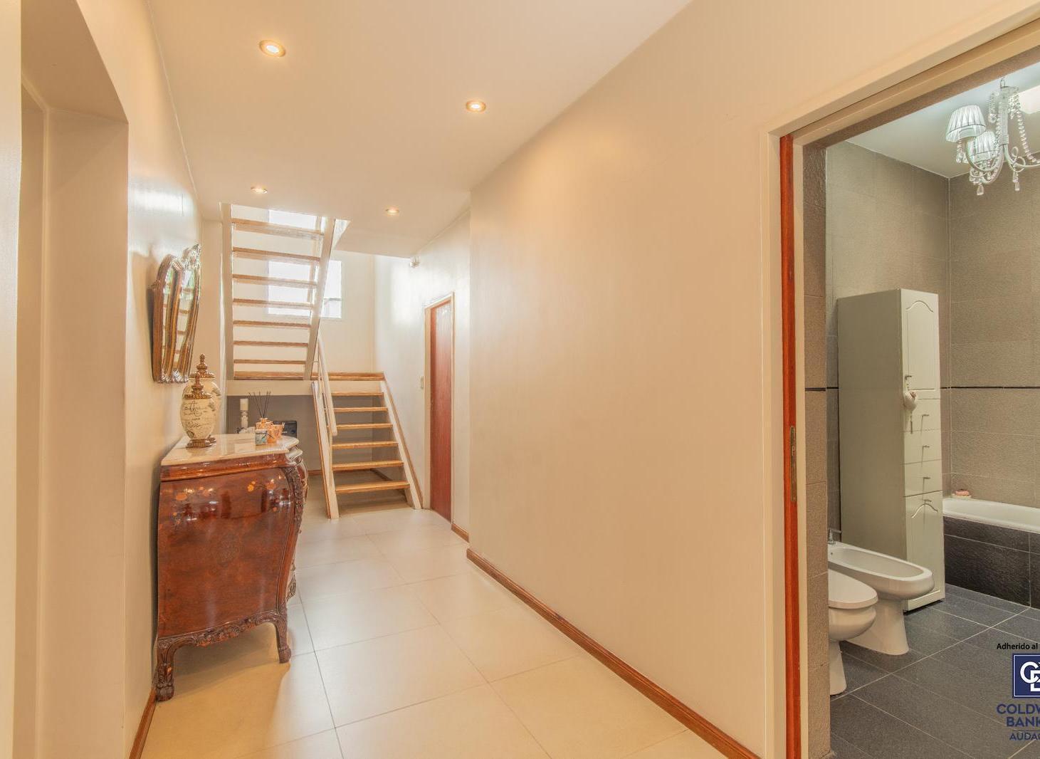 Venta de Casa de 4 ambientes con cochera La Tablada