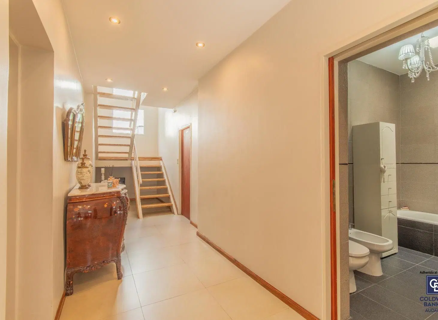 Venta de Casa de 4 ambientes con cochera La Tablada 5