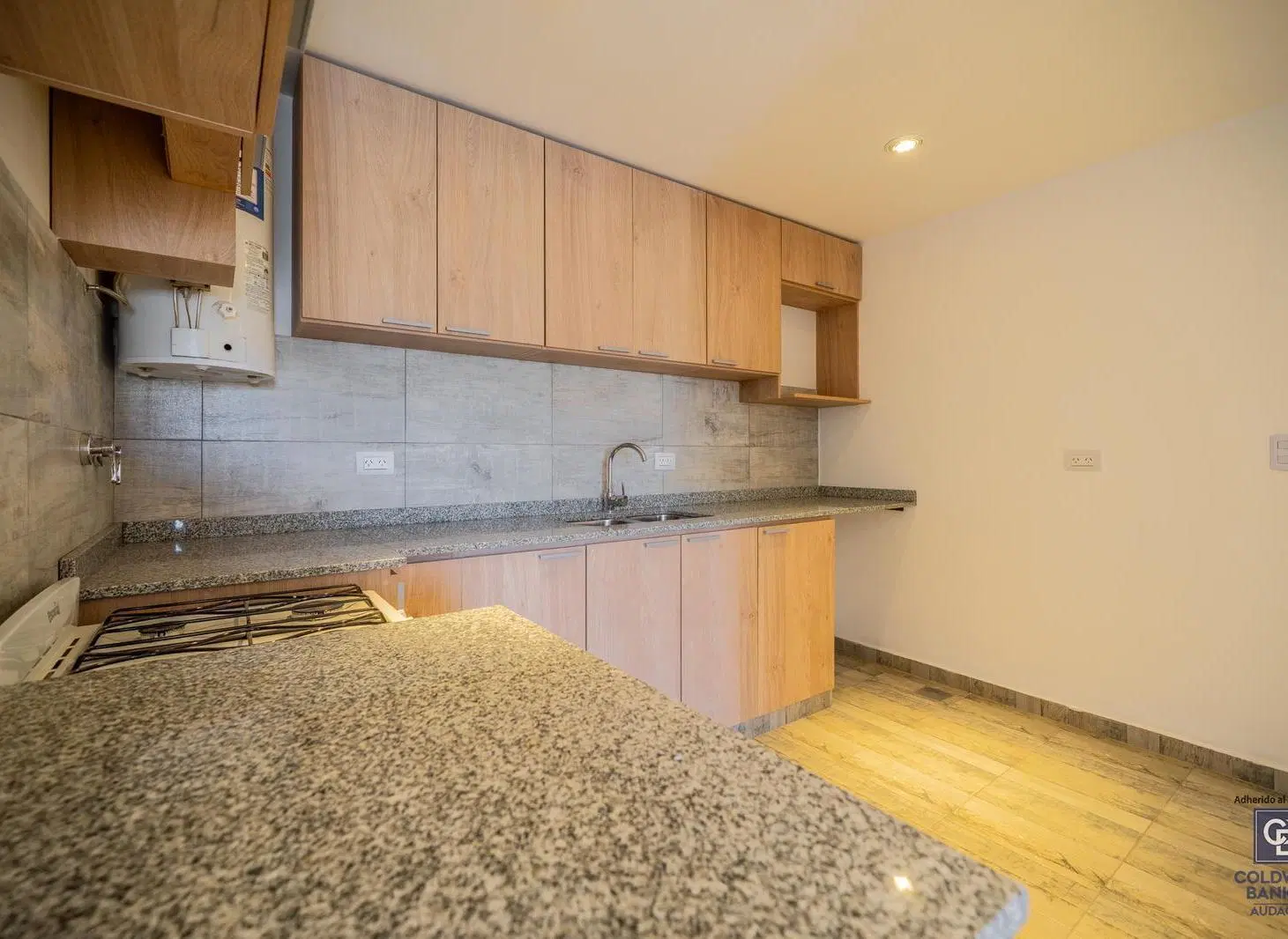 VENTA DEPARTAMENTO 2 AMBIENTES AL FRENTE CON BALCON J.L. SUAREZ SAN MARTIN 3