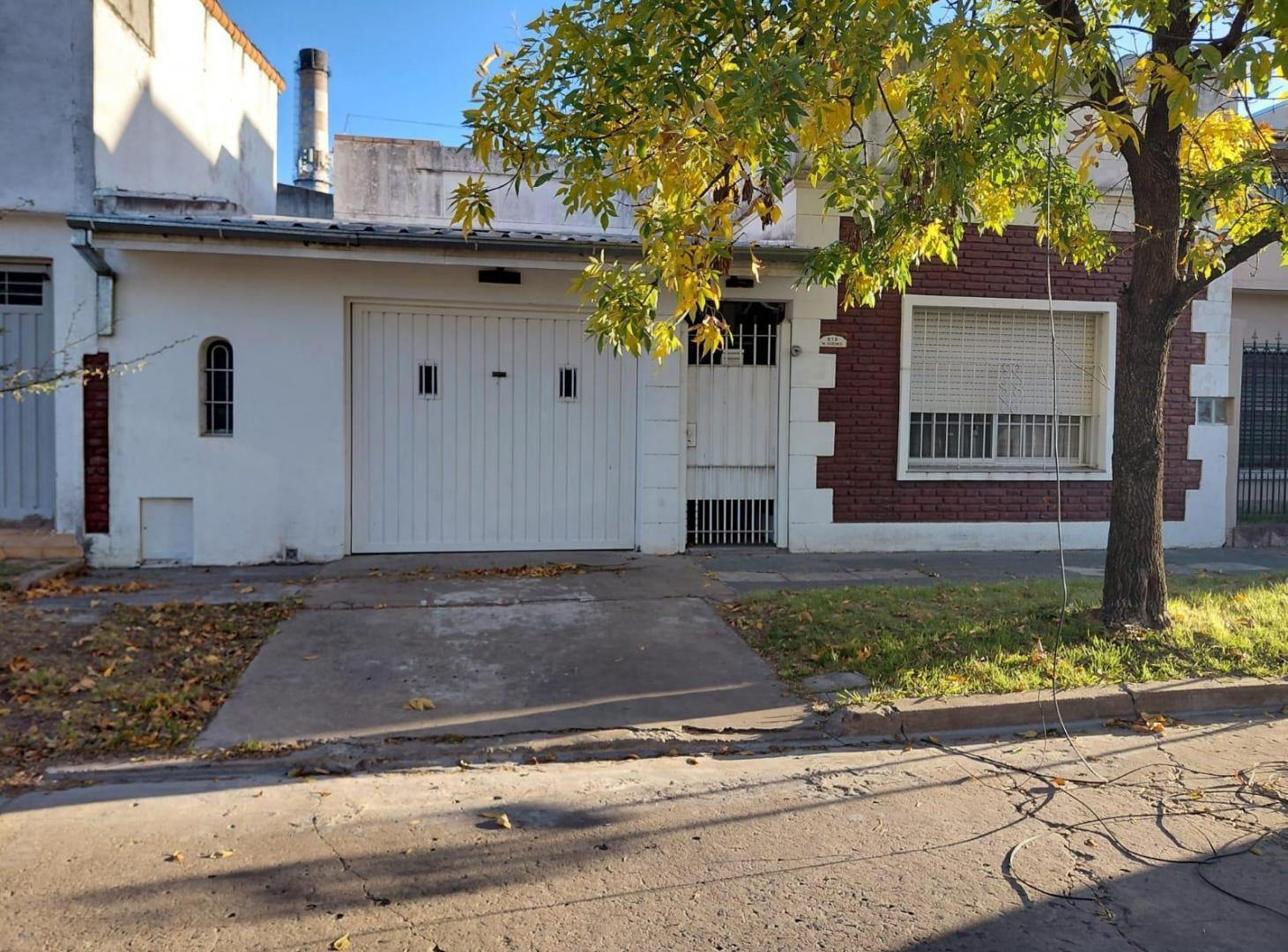 VENTA CASA 3 AMBIENTES CON COCHERA EN HURLINGHAM