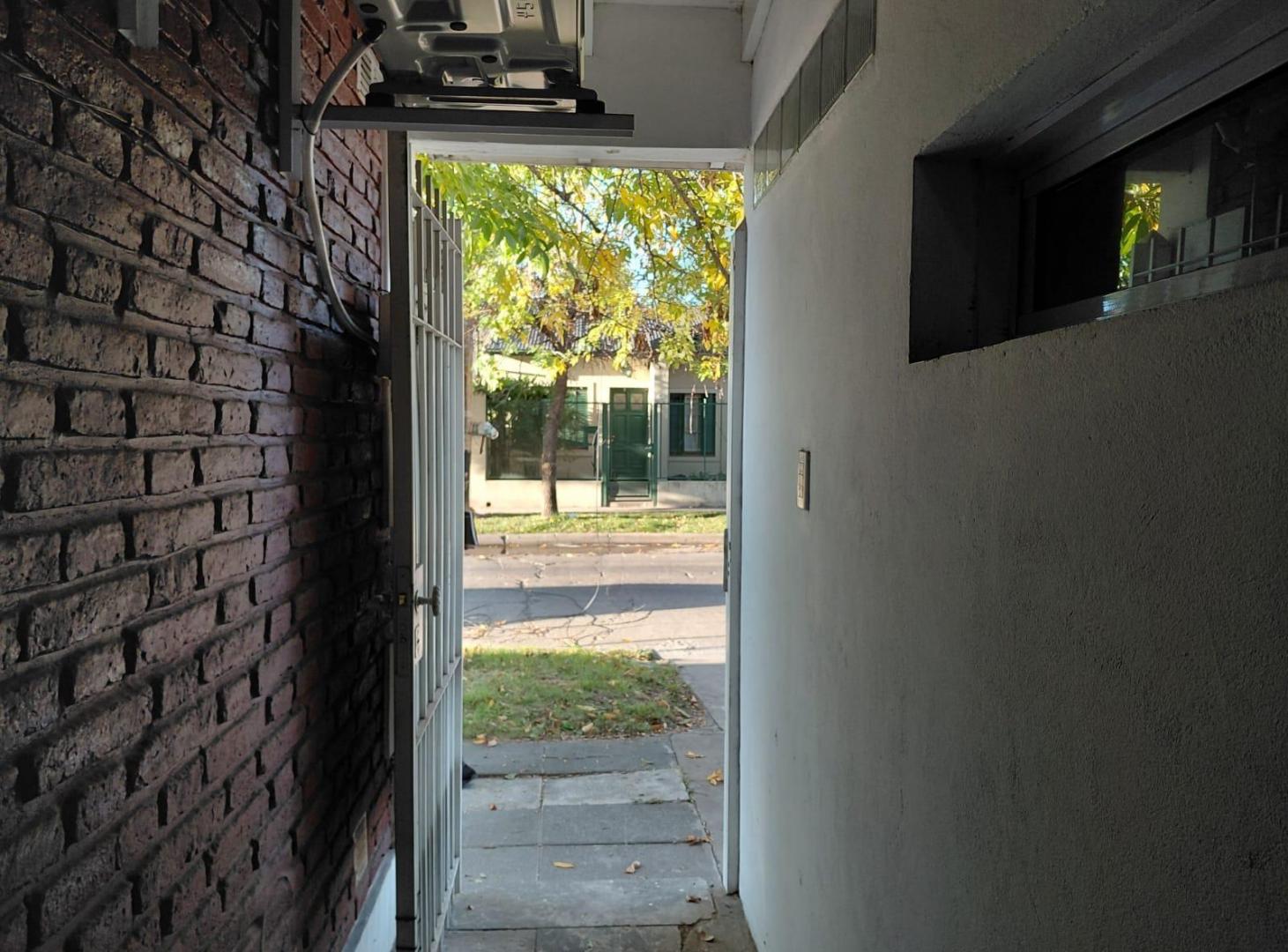 Foto de VENTA CASA 3 AMBIENTES CON COCHERA EN HURLINGHAM, imagen 3
