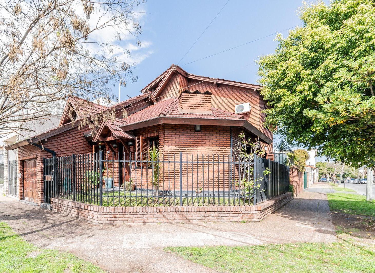 VENTA CASA 4 AMBIENTES 3 DORMITORIOS PILETA Y QUINCHO MORON NORTE
