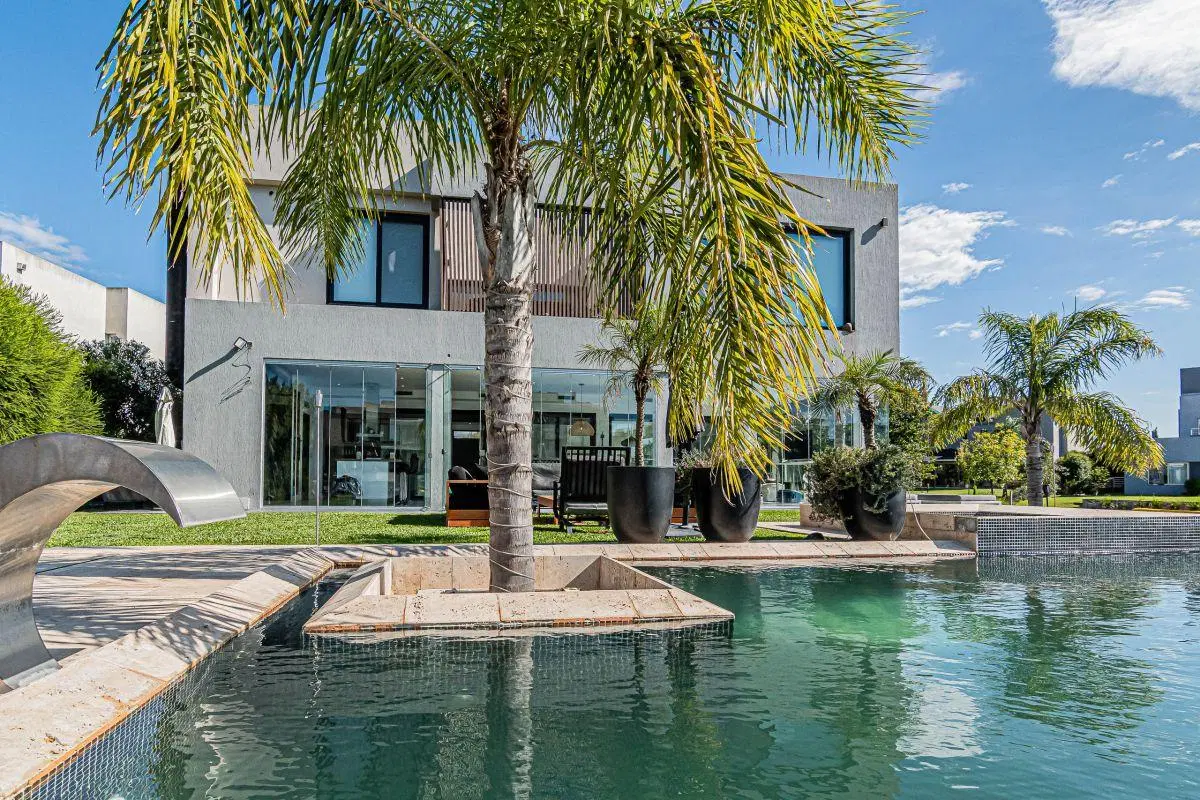 Venta Casa de Categoría 5 Ambientes con Vista al Lago en Nuevo Quilmes 2