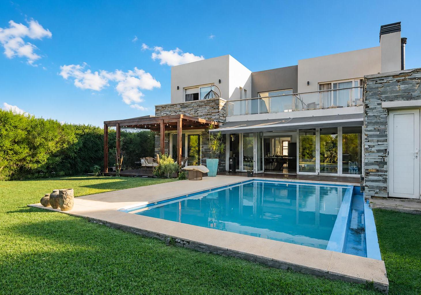 Foto de Venta de exclusiva casa 5 ambientes Barrio Privado Nuevo Quilmes, imagen 1