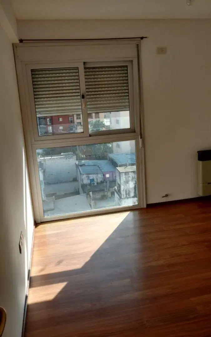 Dpto de un dormitorio, amplio, cómodo, luminoso con balcon al frente. 5
