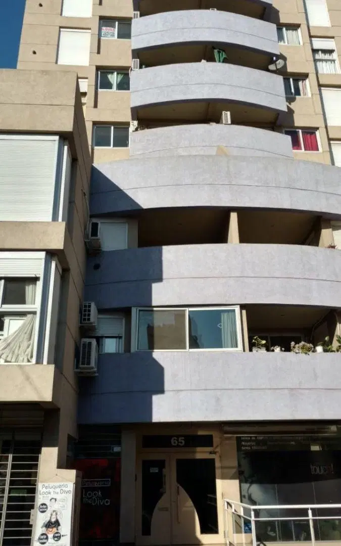 Dpto de un dormitorio, amplio, cómodo, luminoso con balcon al frente. 4