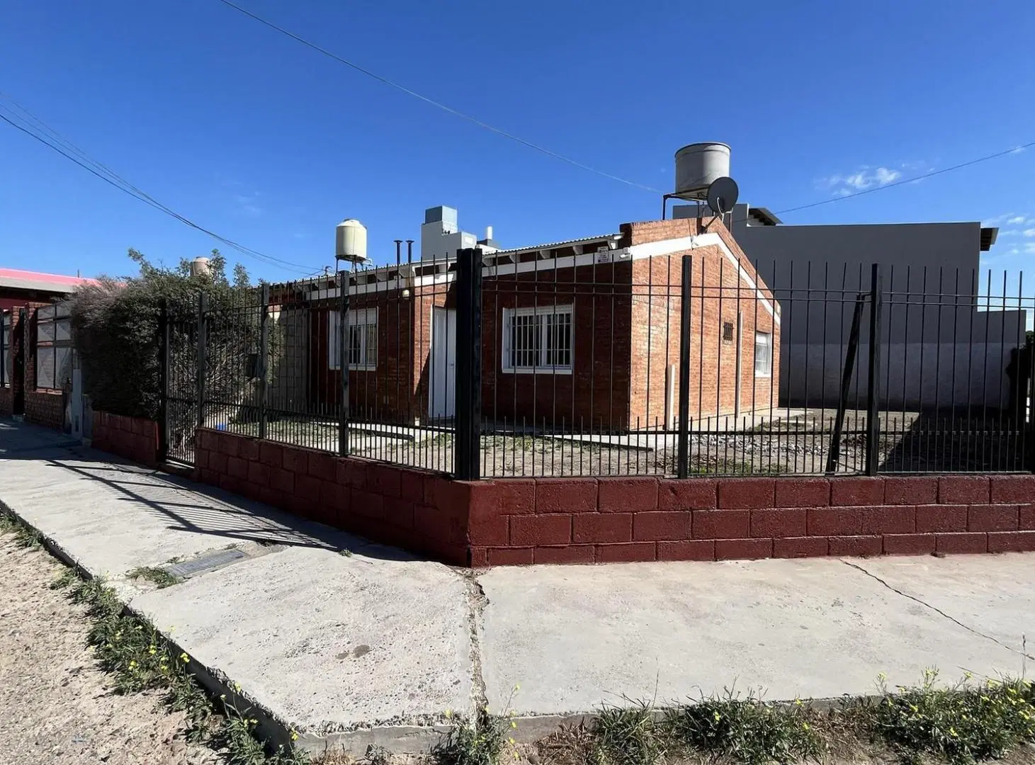 Casa de 2 dorm, en esquina, Rawson. 3