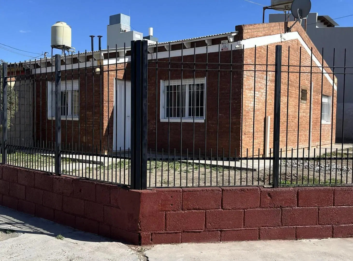 Casa de 2 dorm, en esquina, Rawson. 2