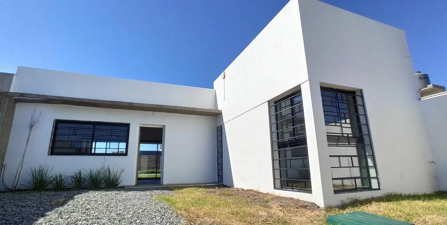 Casa en Alquiler con Patio Cochera y Pileta 2