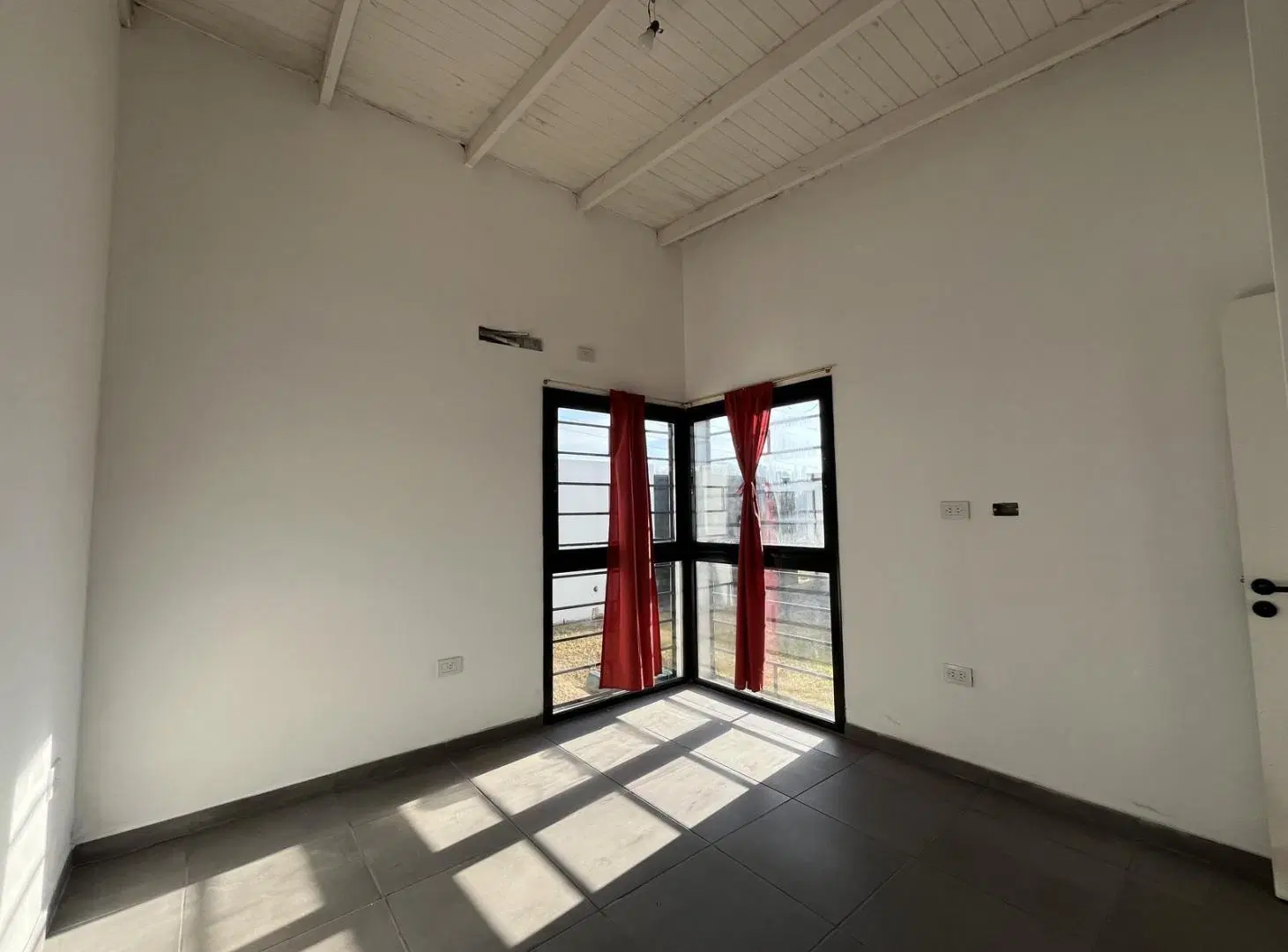 Casa en Alquiler con Patio Cochera y Pileta 3