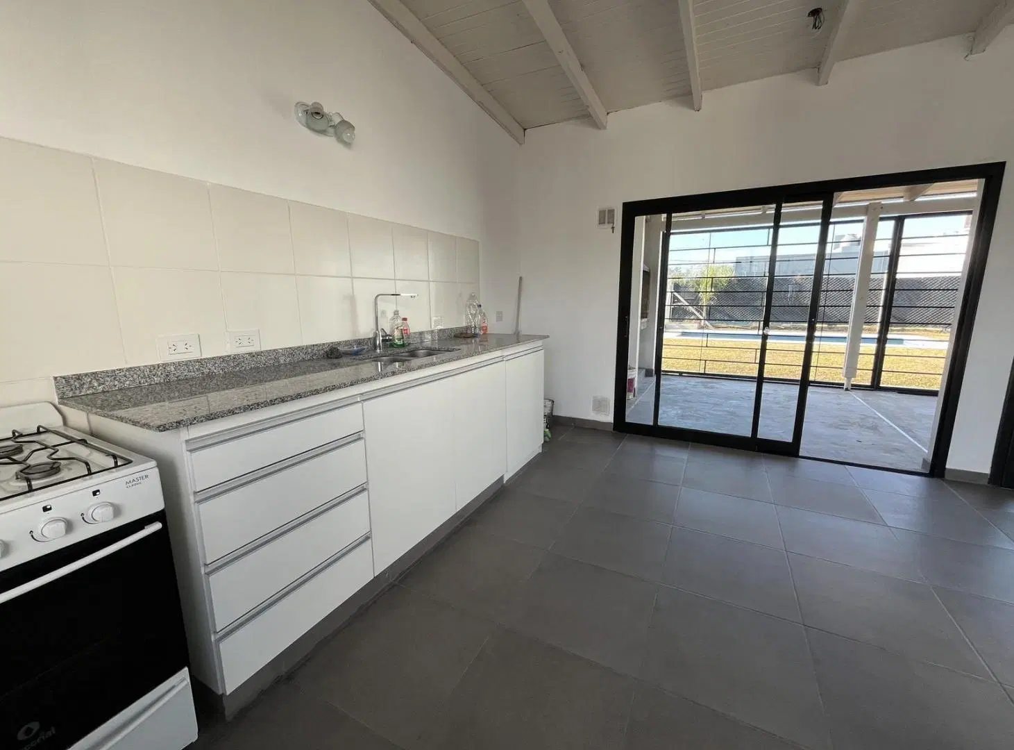 Casa en Alquiler con Patio Cochera y Pileta 3