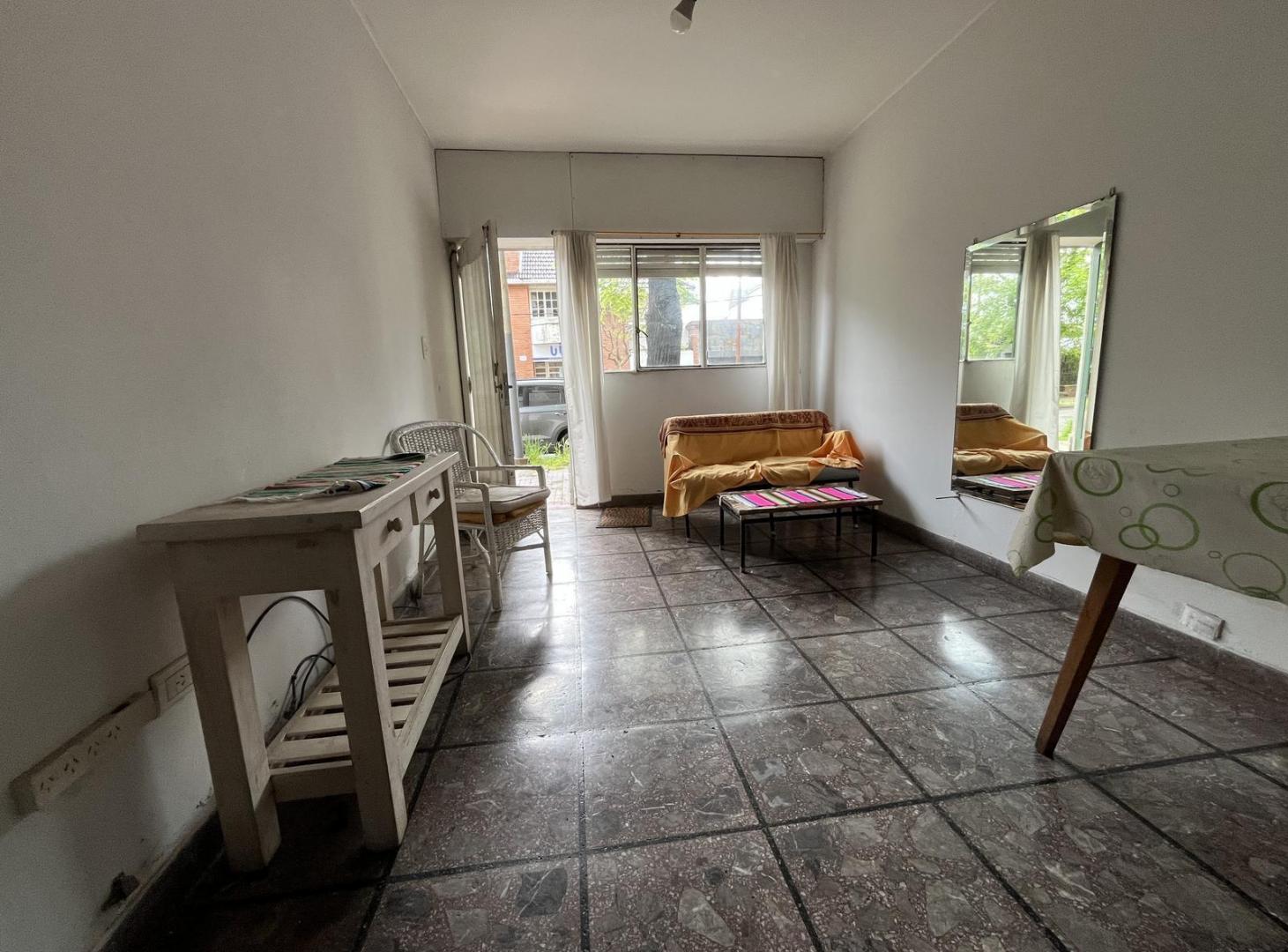 Foto de PH con Patio y Cochera - La Plata, imagen 1