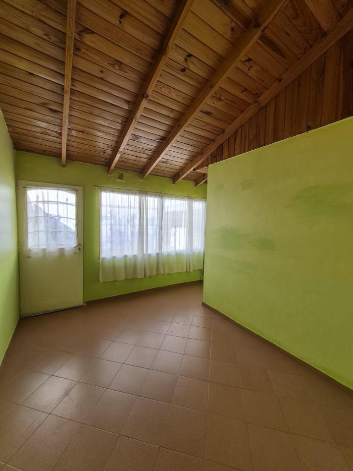 Casa en Esquina con Quincho/cochera en Barrio 400 Viviendas 4