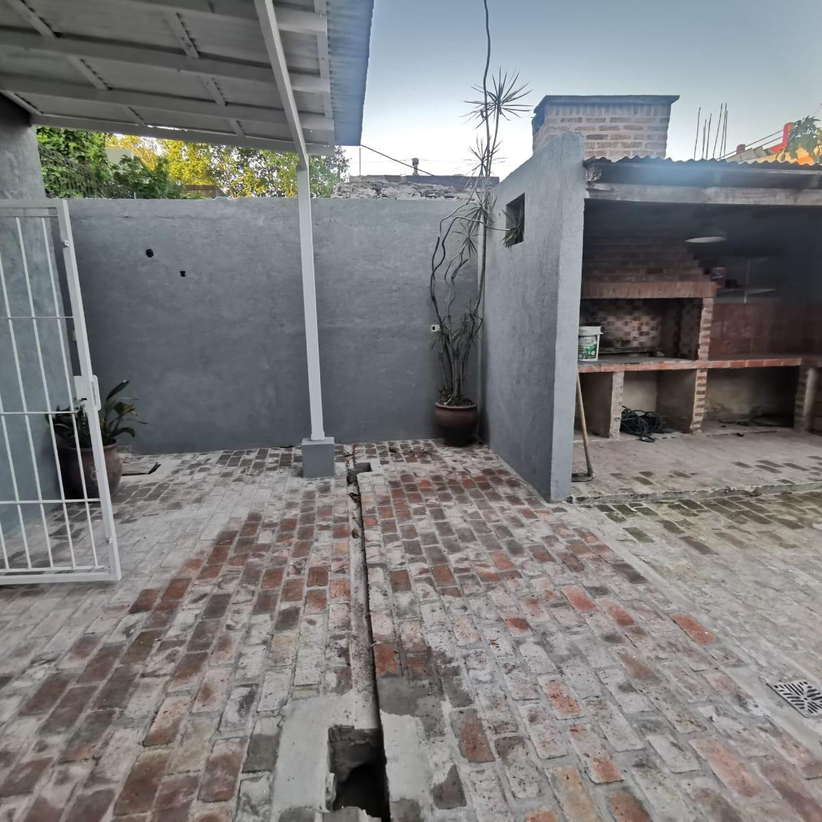 Casa Chorizo con Cochera, Quincho, Fondo y Departamento Independiente 1